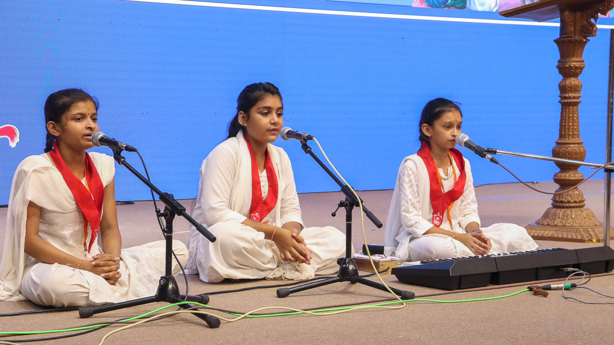 Balikas sing kirtans during the prize distribution assembly for balikas in the afternoon
