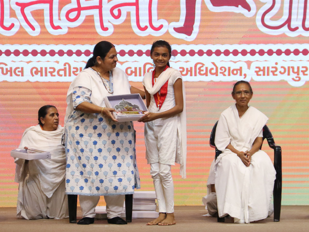 Neetaben Shah presents prizes to the winners 