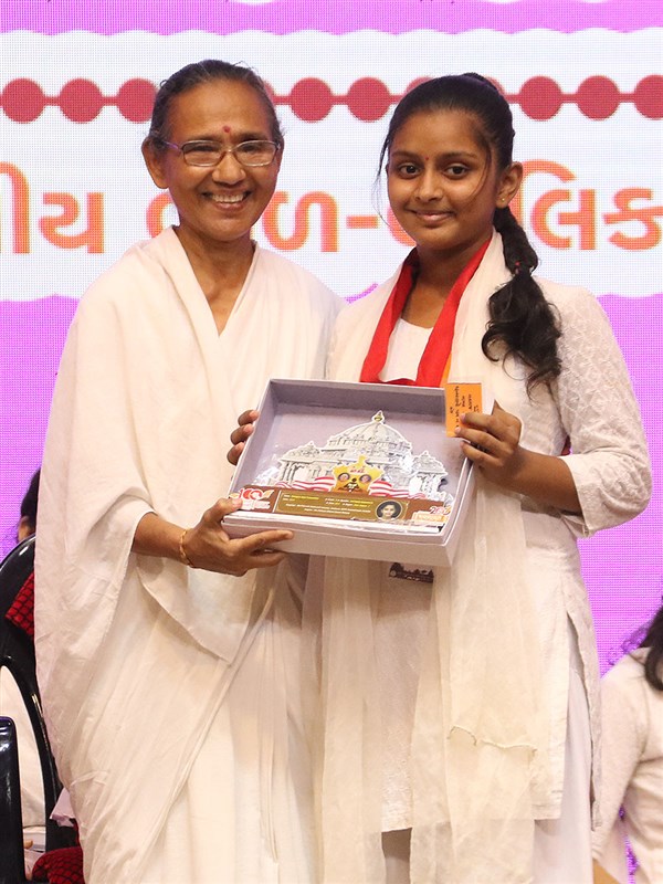 Minaben Bhavsar presents prizes to the winners