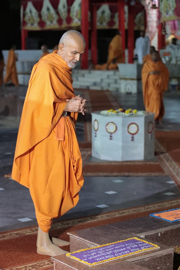 Swamishri reads a quotation