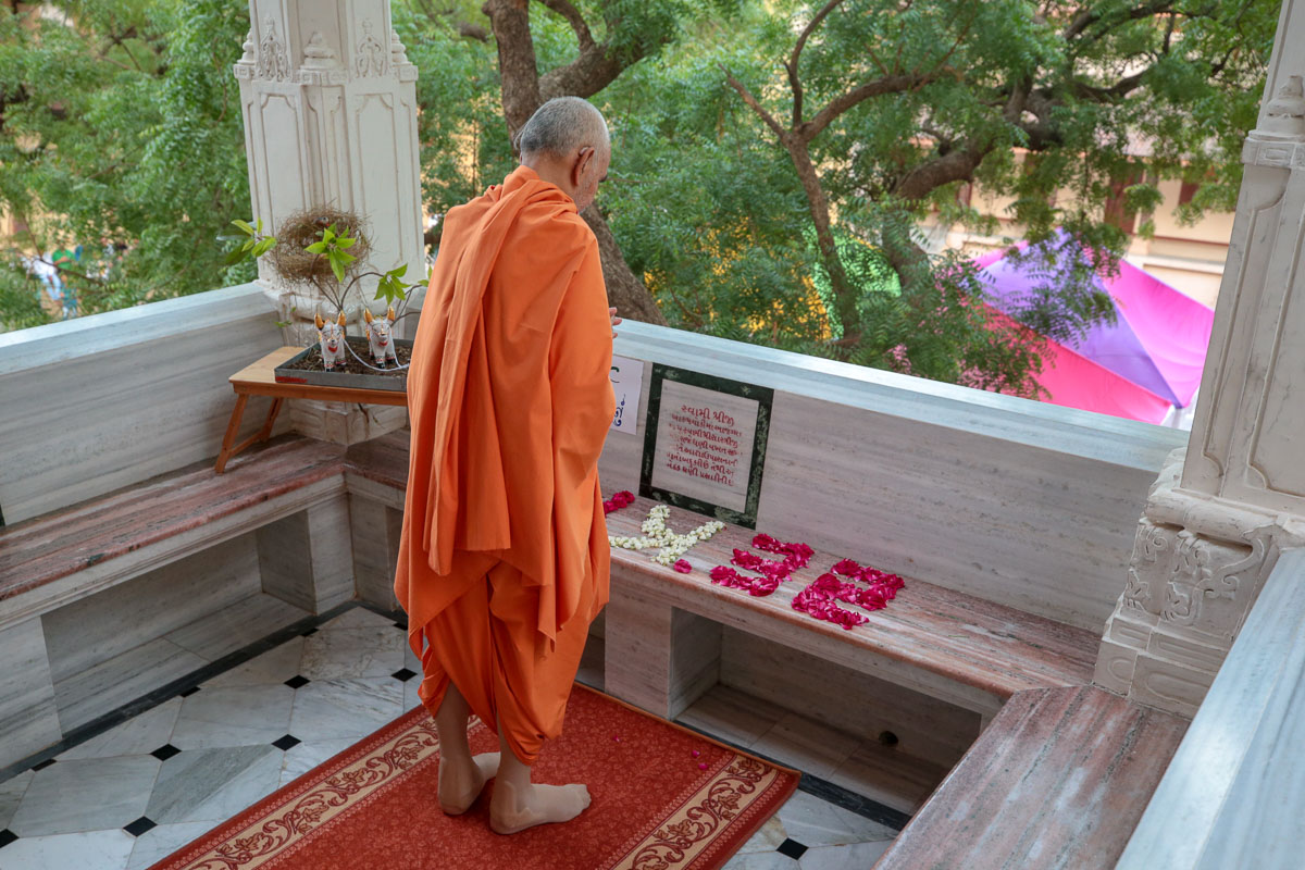 Swamishri engrossed in darshan in the mandir pradakshina