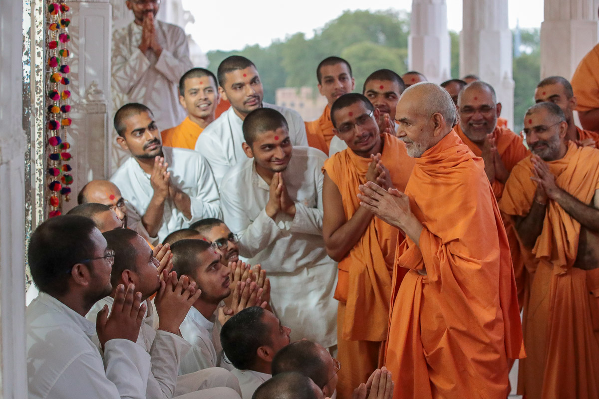 Sadhus and sadhaks doing darshan of Swamishri in the mandir pradakshina
