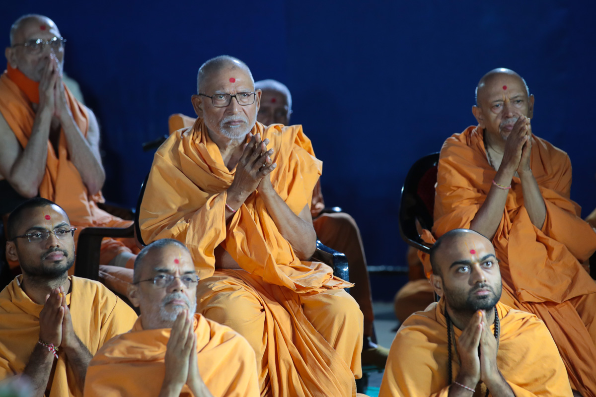 Pujya Kothari Swami, Pujya Tyagvallabh Swami and sadhus doing darshan of Swamishri
