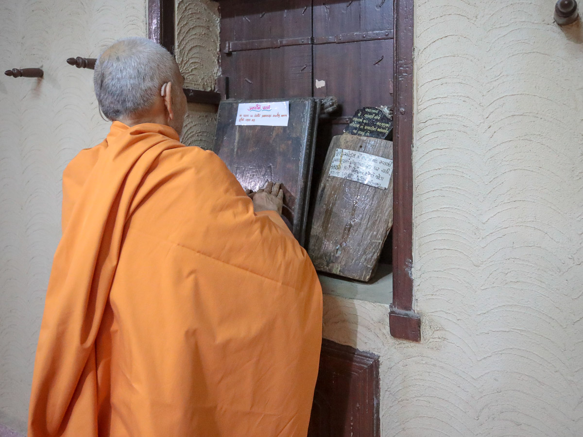 Swamishri doing darshan in the room of Brahmaswarup Shastriji Maharaj