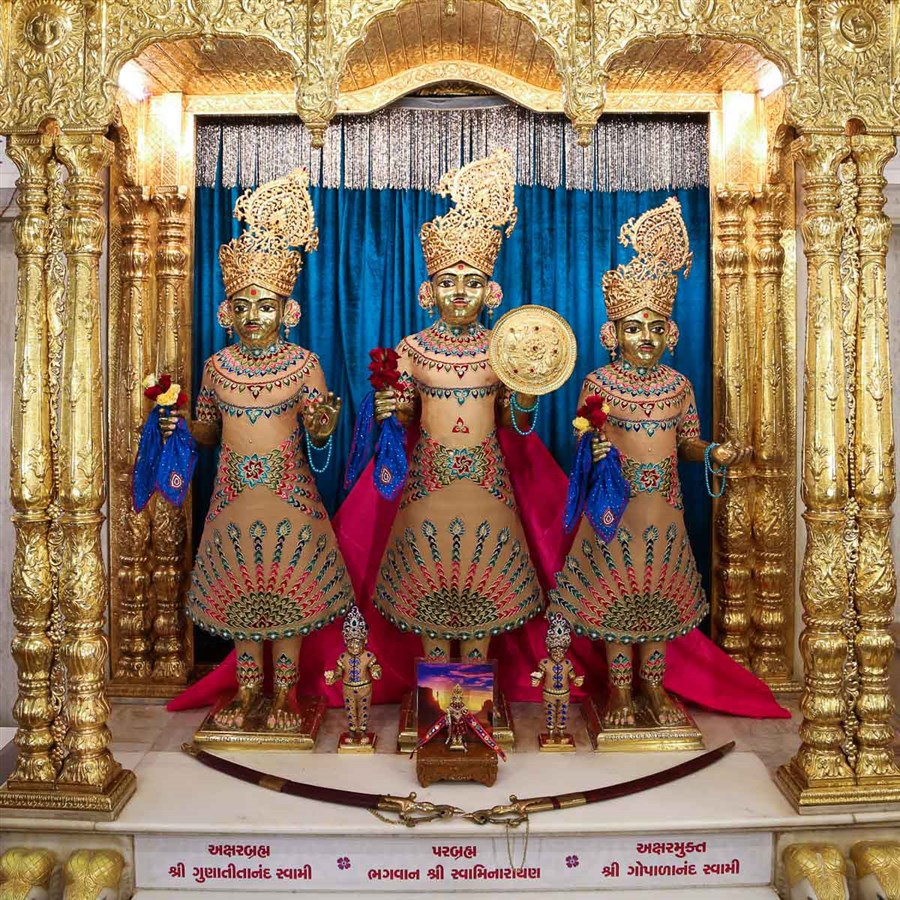 Bhagwan Swaminarayan, Aksharbrahman Gunatitanand Swami and Shri Gopalanand Swami adorned in chandan garments