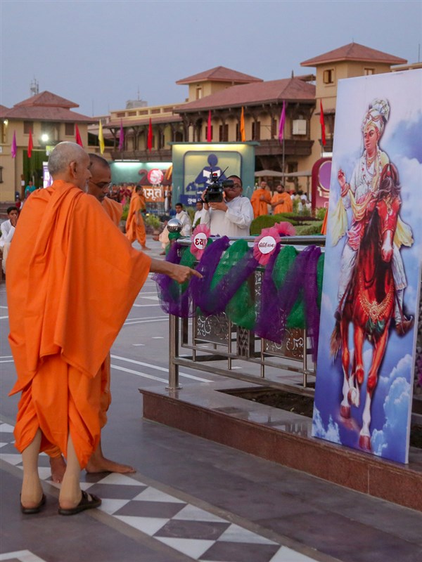 Swamishri observes an image