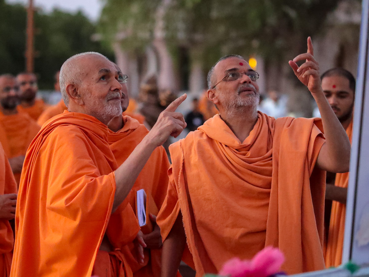 Swamishri converses with Narayanmuni Swami