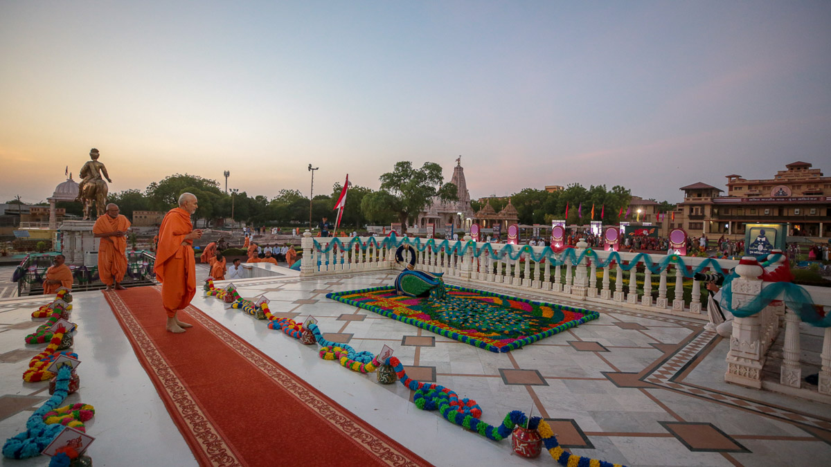 Swamishri observes a decoration on the mandir podium