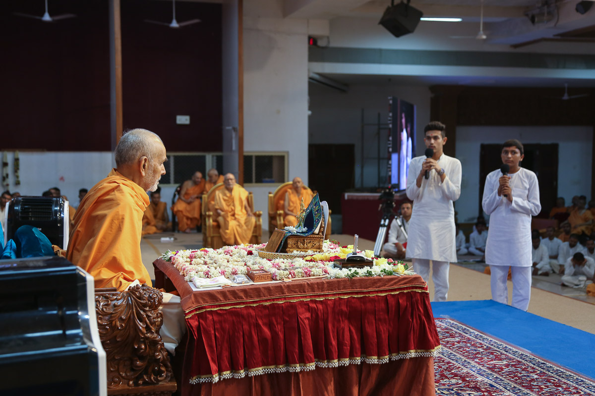 Youths recite scriptural passages in Swamishri's puja