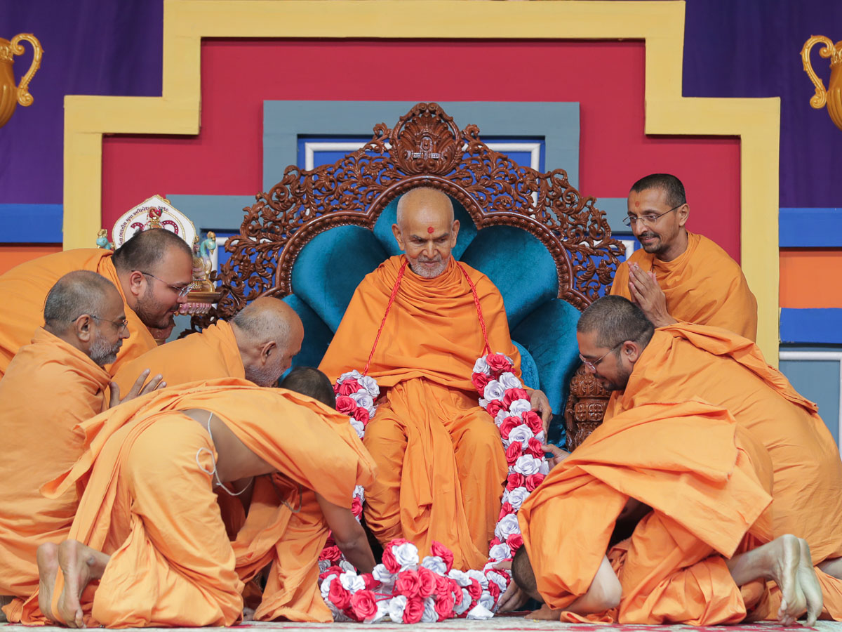 Sadhus honor Swamishri with a garland