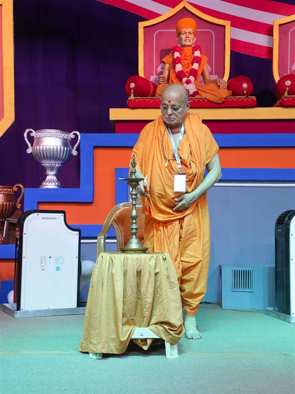 Pujya Ishwarcharan Swami lights the inaugural lamp