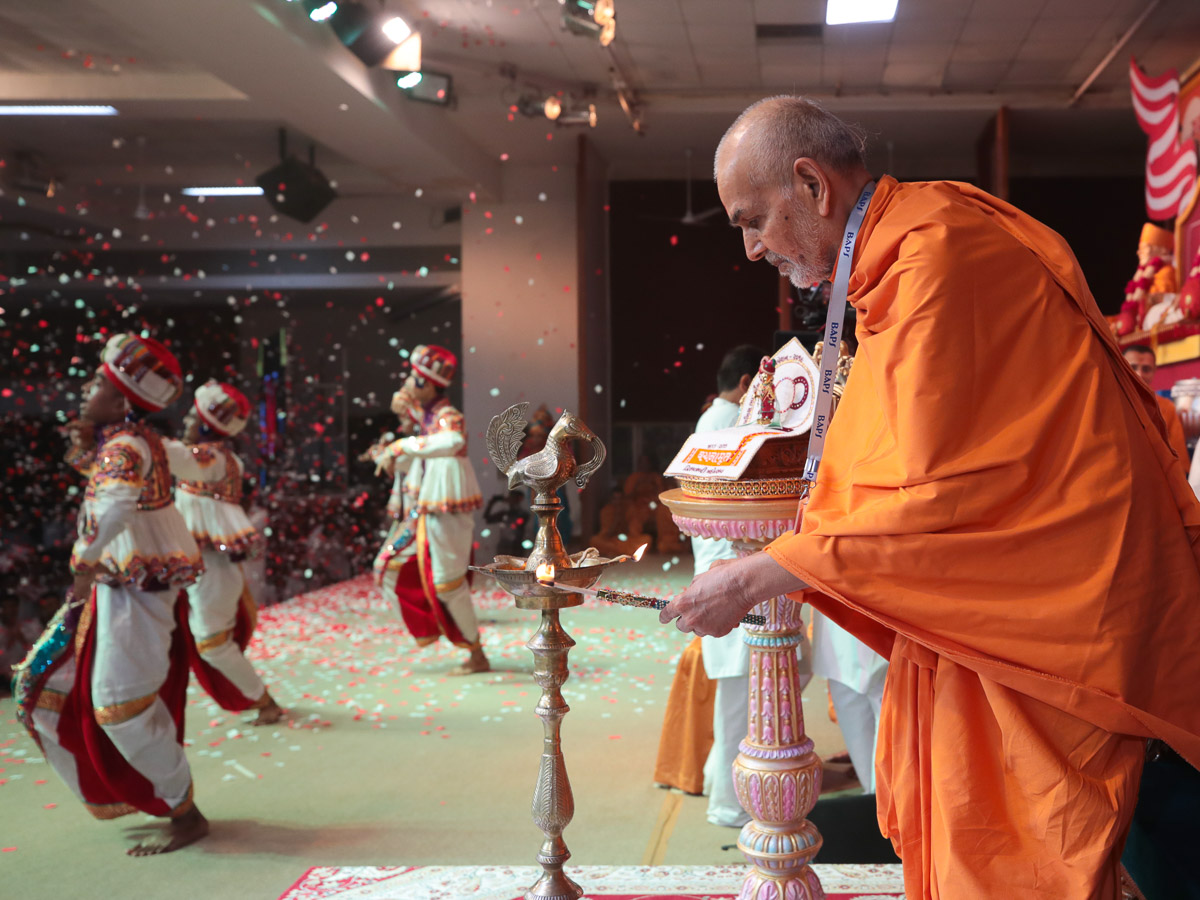 Swamishri lights the inaugural lamp