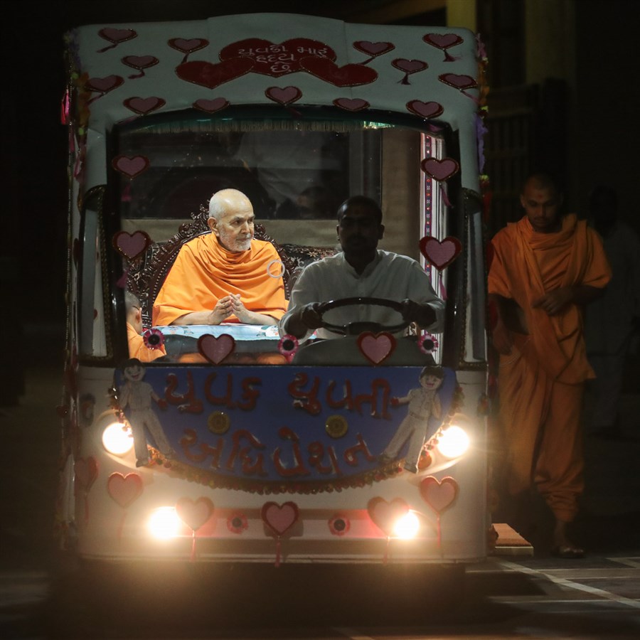 Swamishri on his way for darshan at the Yagnapurush Smruti Mandir