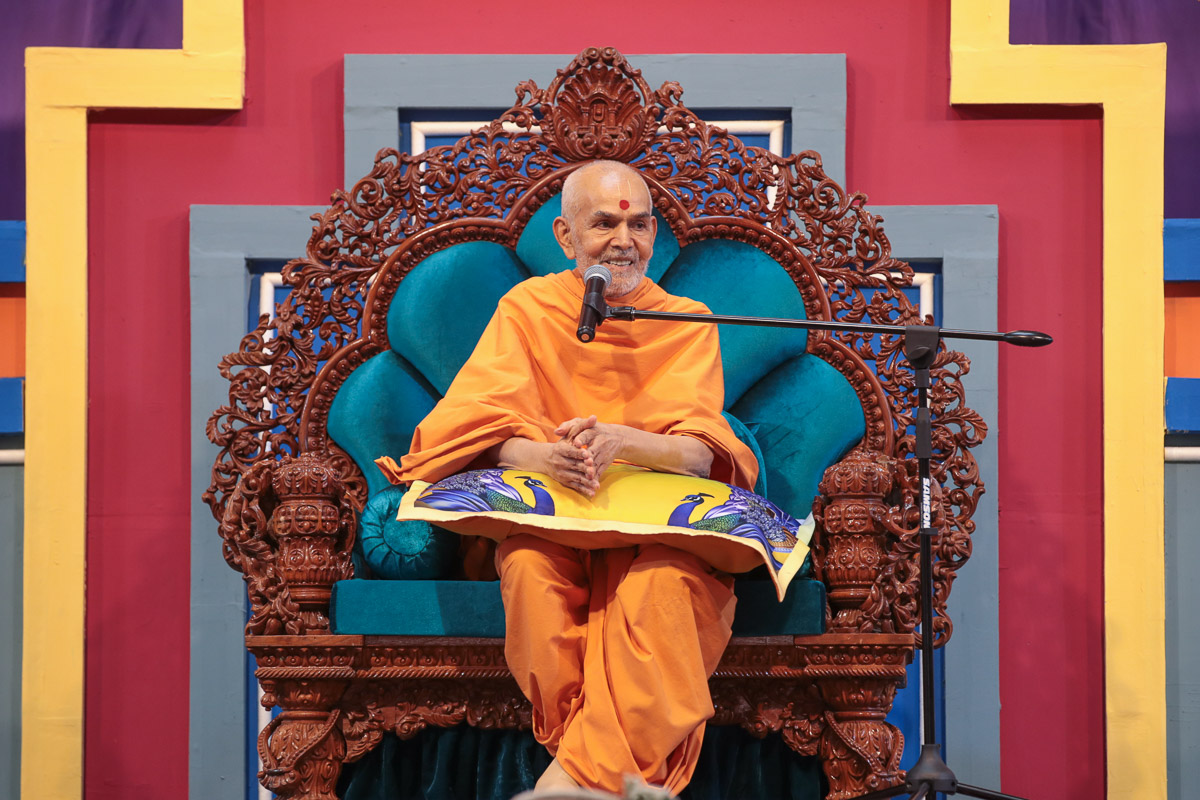 Swamishri blesses assembly