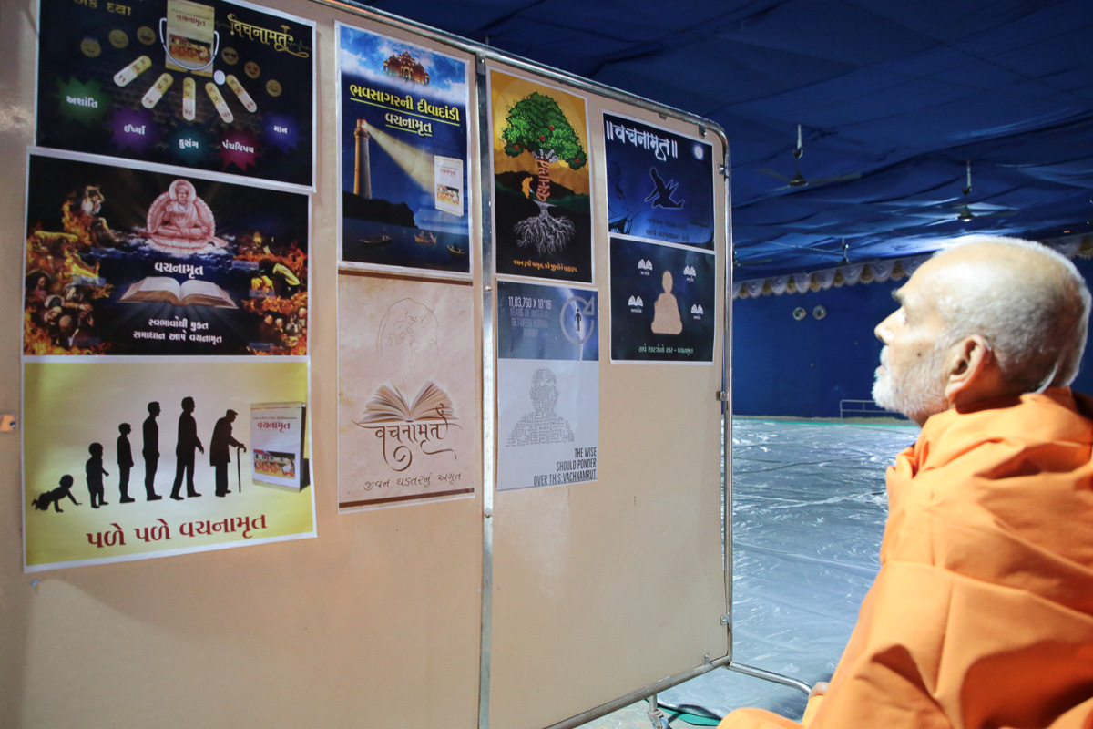 Swamishri observes posters created by youths