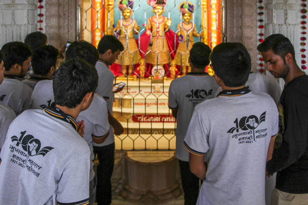 Youths doing darshan of Thakorji