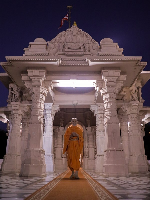 Swamishri after darshan at the Smruti Mandir