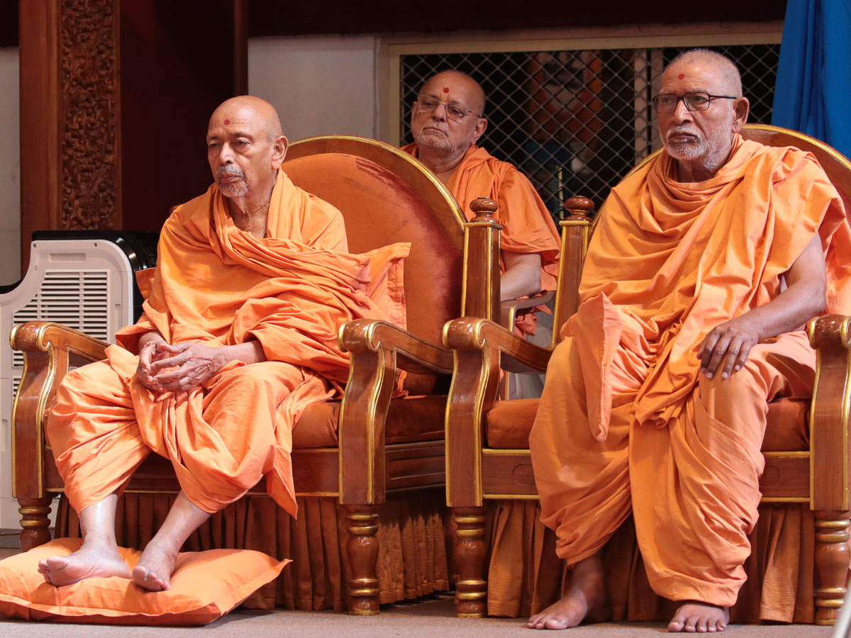 Pujya Tyagvallabh Swami, Pujya Bhaktipriya Swami (Kothari Swami) and Pujya Ishwarcharan Swami doing darshan of Swamishri