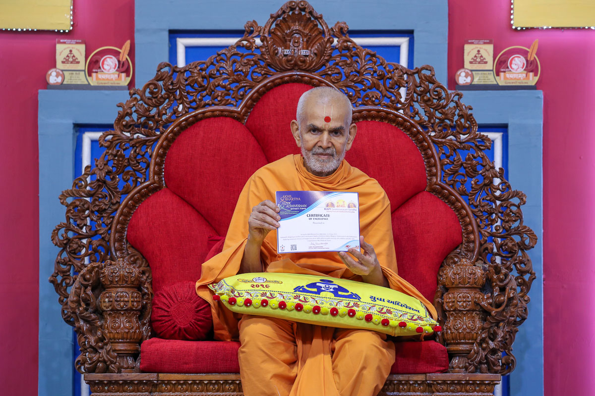 Swamishri sanctifies a certificate