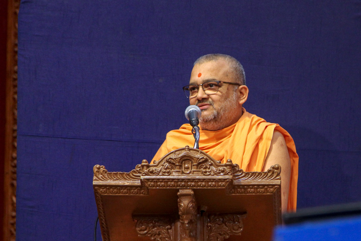 Bhadresh Swami addresses the shibir assembly