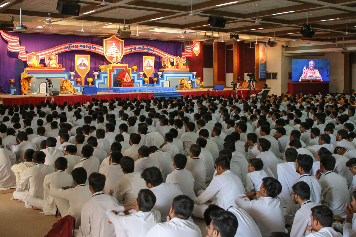 Aksharvatsal Swami addresses the shibir assembly