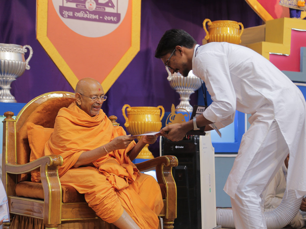 Pujya Tyagvallabh Swami presents a certificate to prize winners
