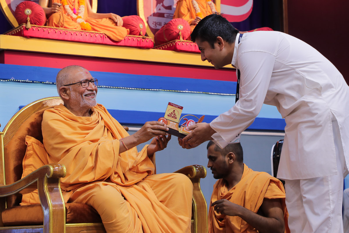 Pujya Kothari Swami presents prizes to the winners