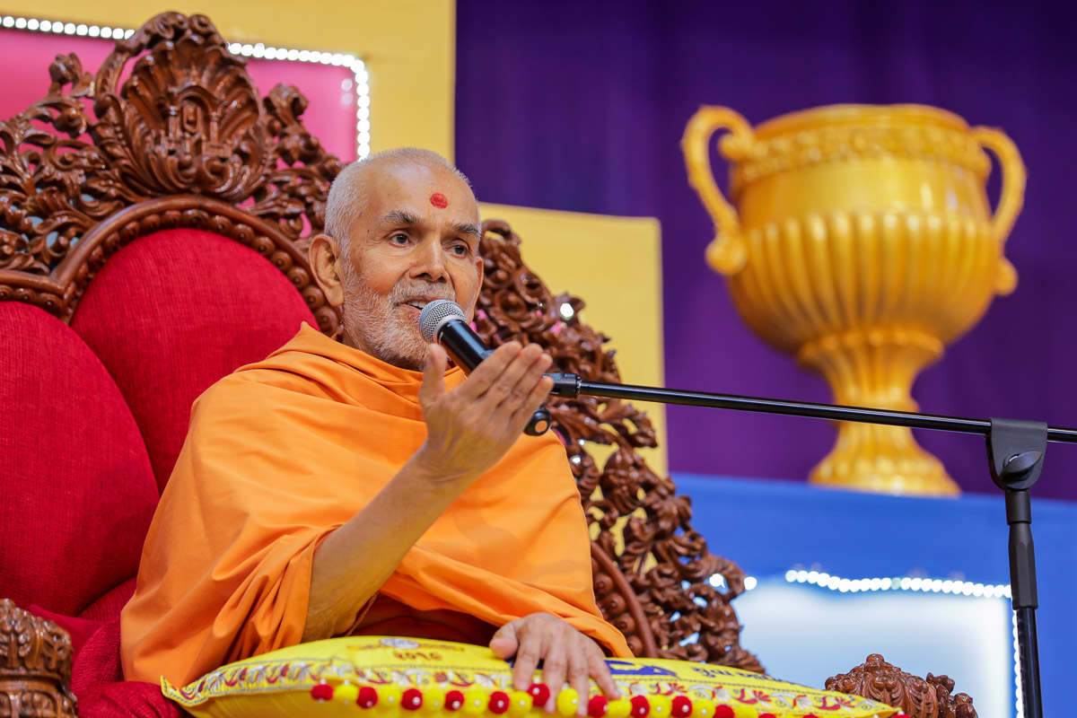Swamishri blesses the youths