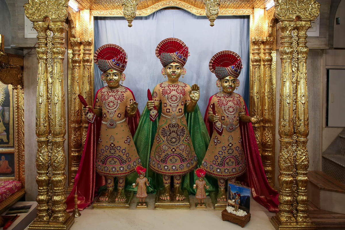 Bhagwan Swaminarayan, Aksharbrahman Gunatitanand Swami and Shri Gopalanand Swami adorned in chandan garments