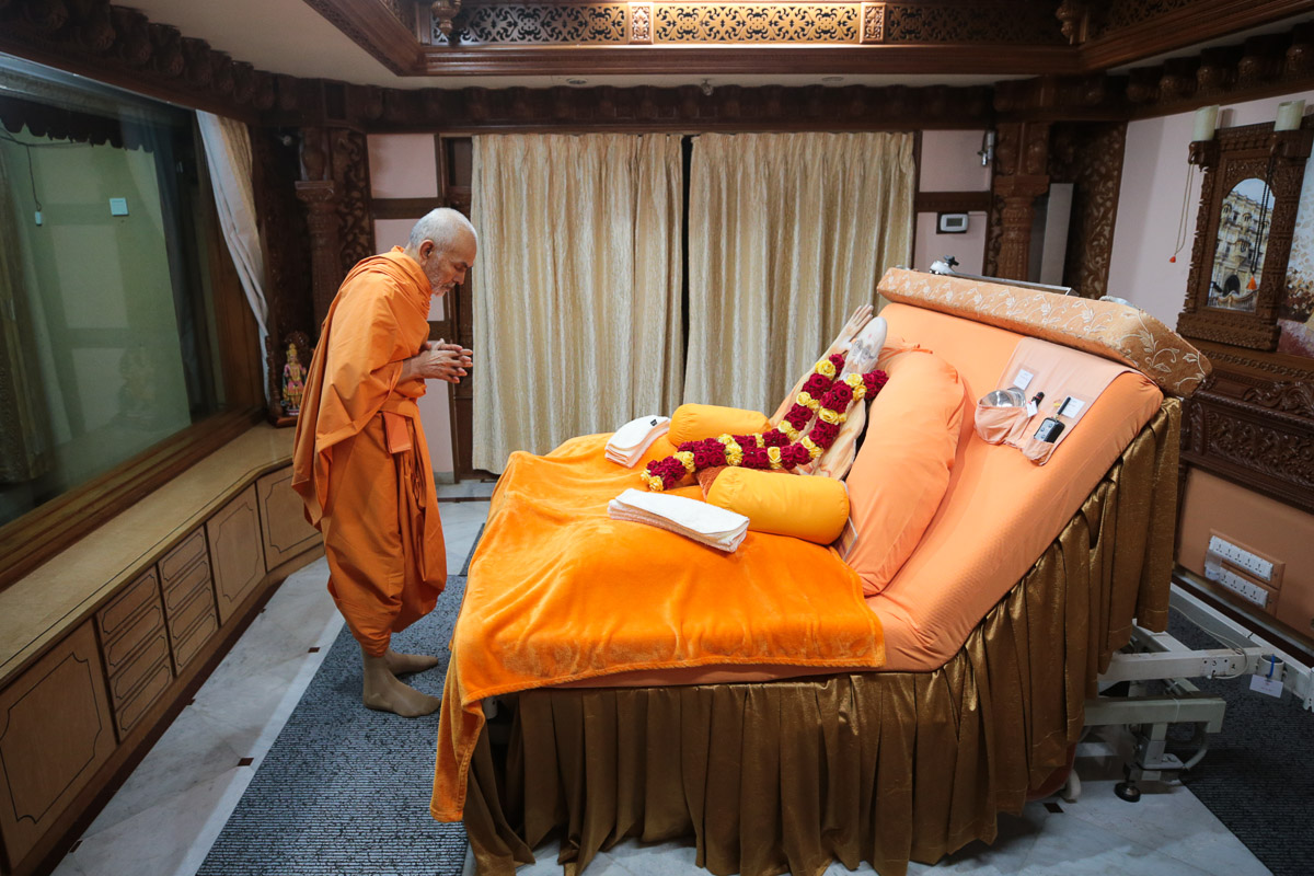 Param Pujya Mahant Swami Maharaj engrossed in darshan in Brahmaswarup Pramukh Swami Maharaj's room