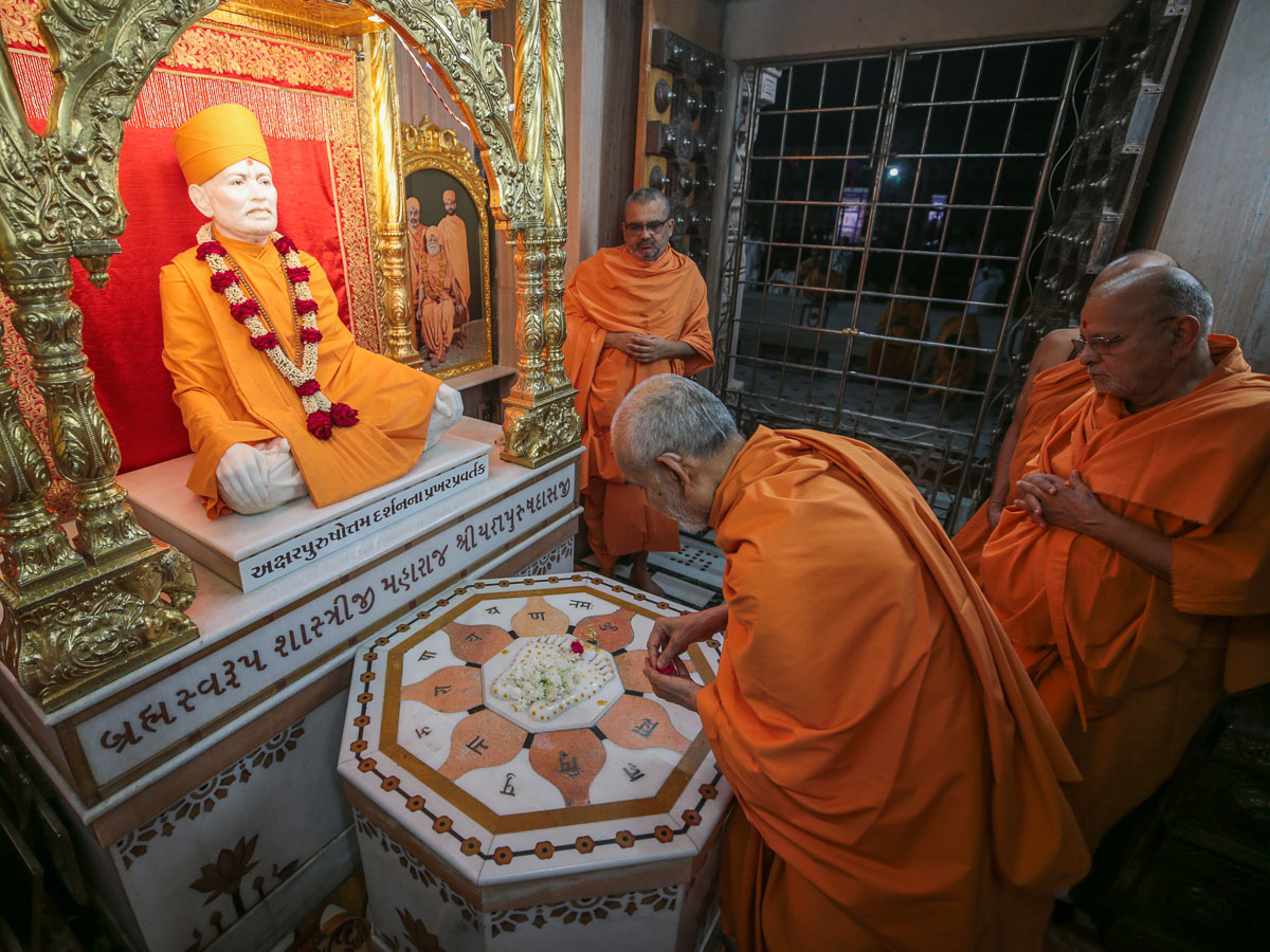 Swamishri engrossed in darshan at Yagnapurush Smruti Mandir