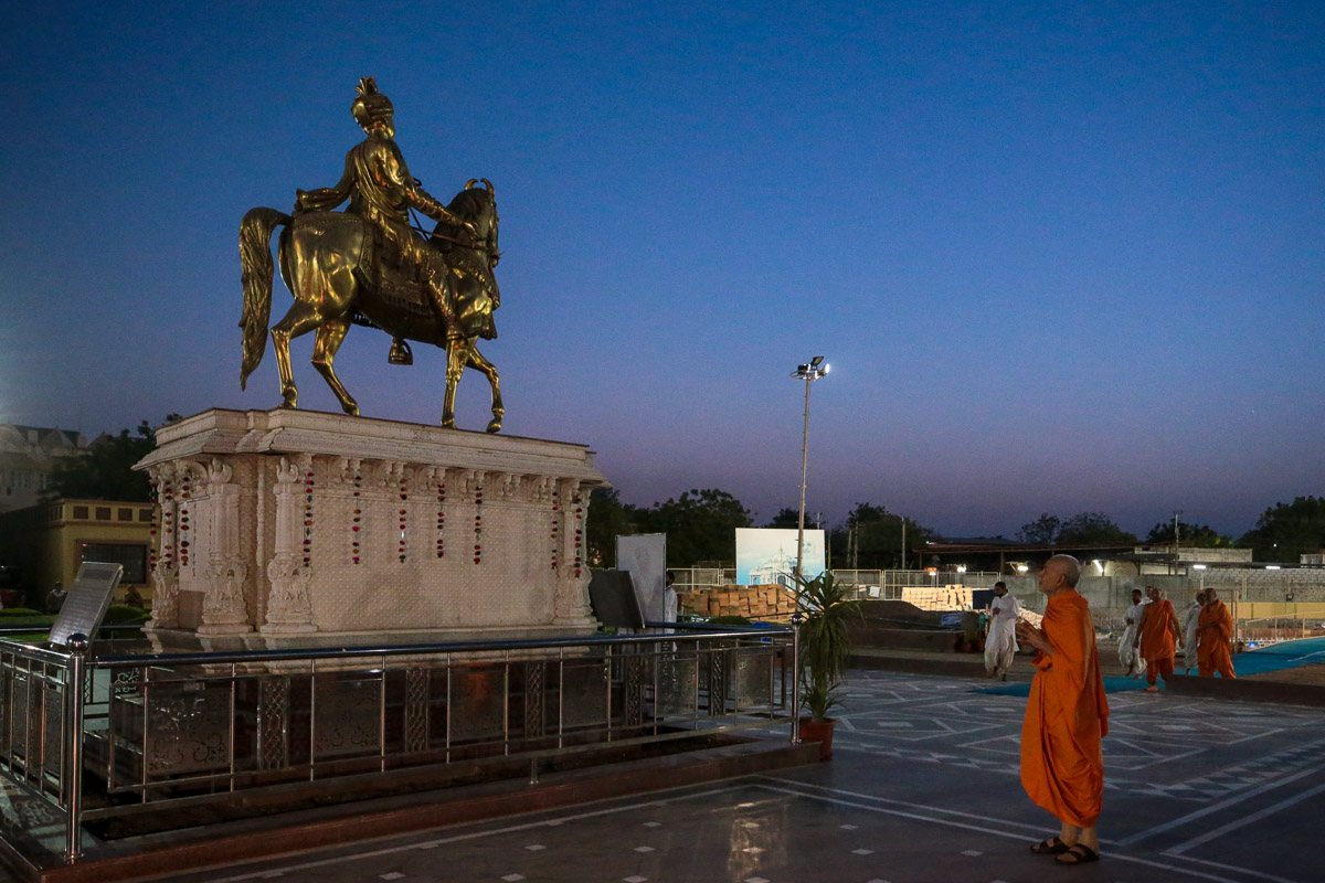 Swamishri doing darshan of Bhagwan Swaminarayan seated on his horse, Rojho