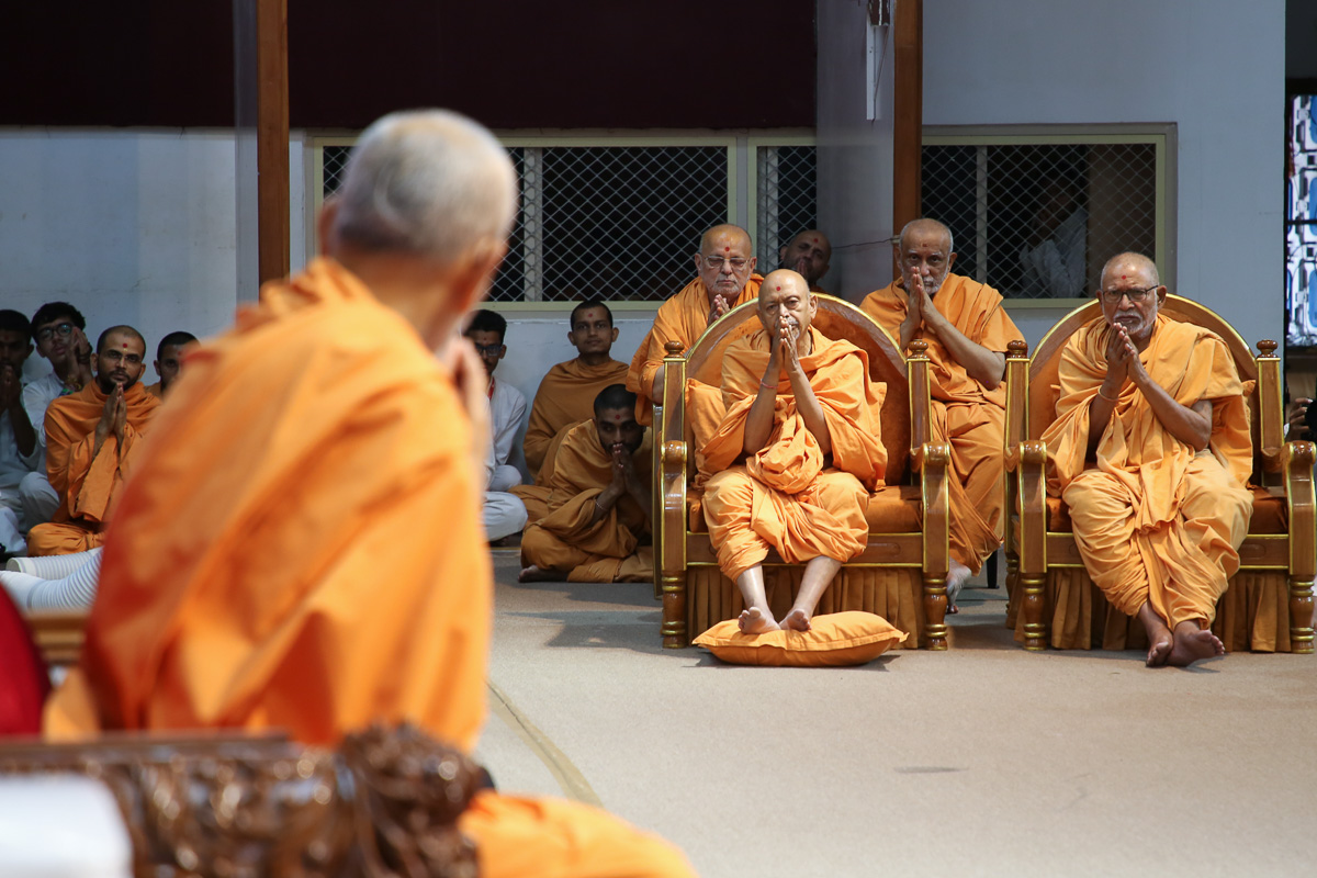 Pujya Bhaktipriya Swami (Kothari Swami), Pujya Tyagvallabh Swami, Pujya Ishwarcharan Swami and  Atmaswarup Swami doing darshan of Swamishri