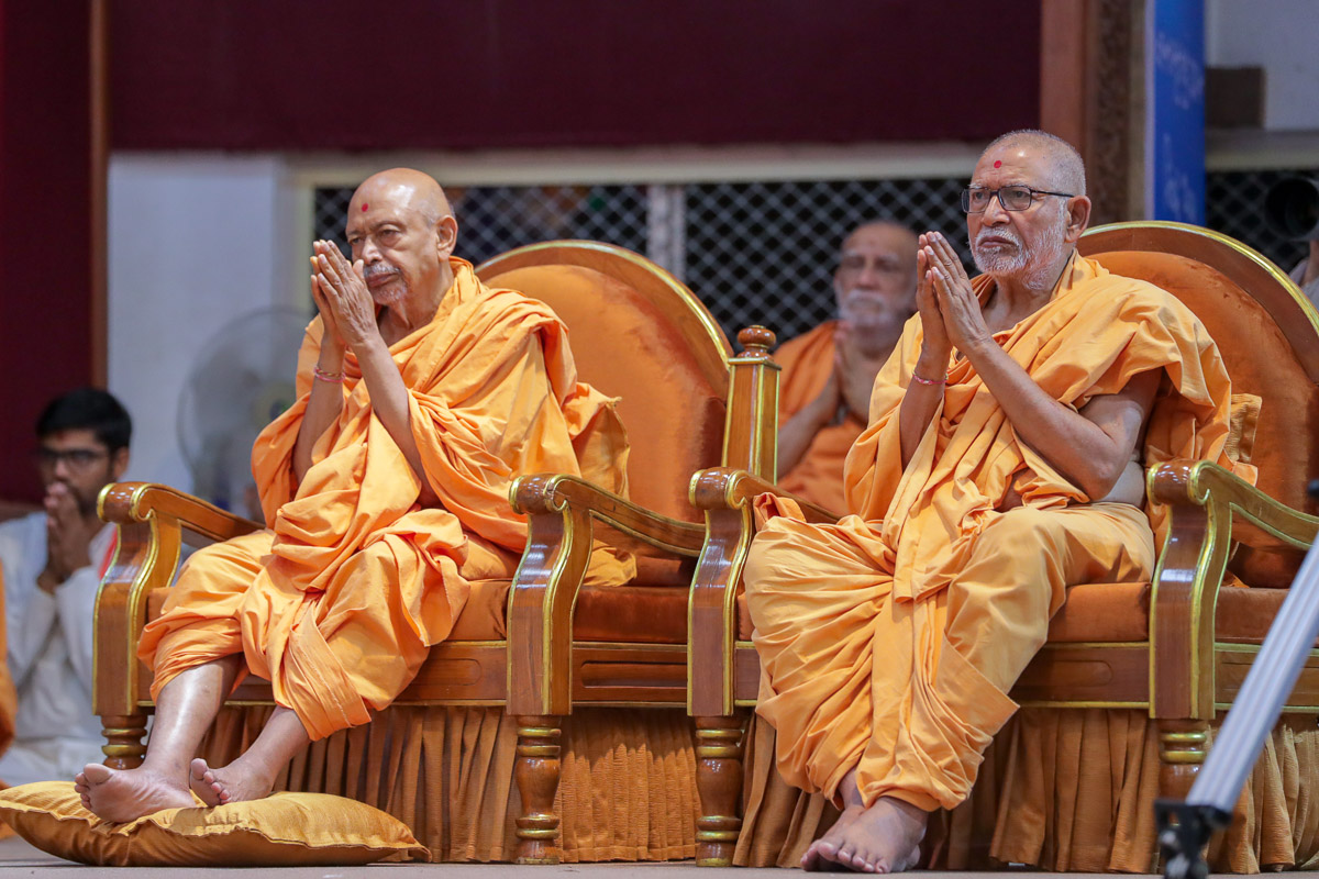 Pujya Tyagvallabh Swami and Pujya Bhaktipriya Swami (Kothari Swami) doing darshan of Swamishri