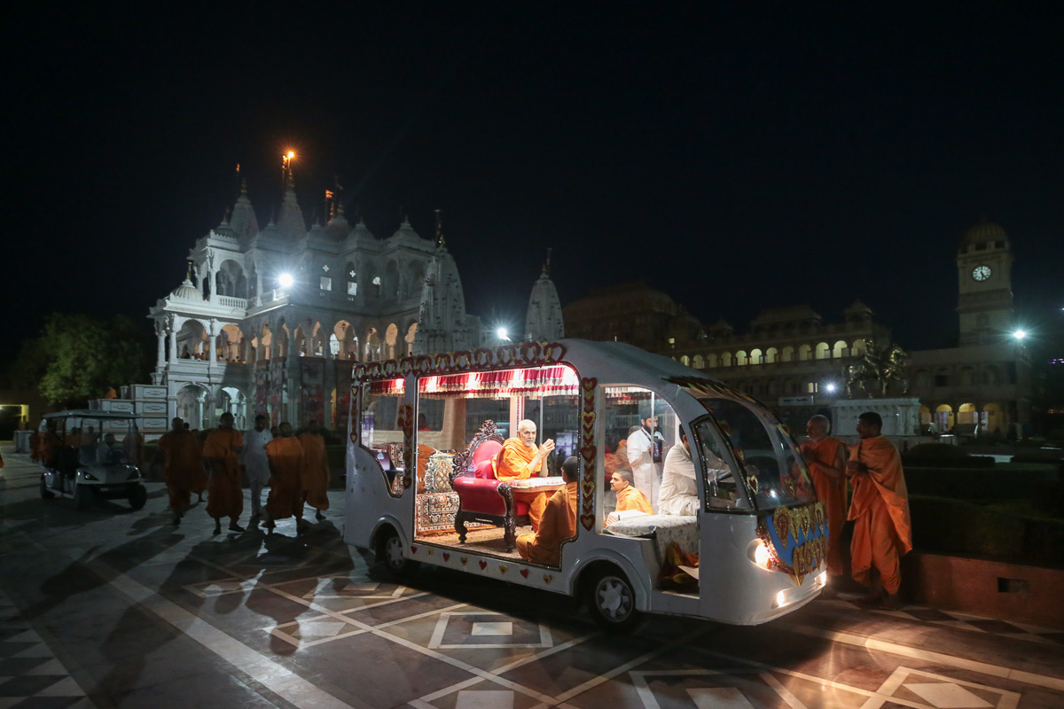 Swamishri on his way to the Yagnapurush Smruti Mandir for darshan