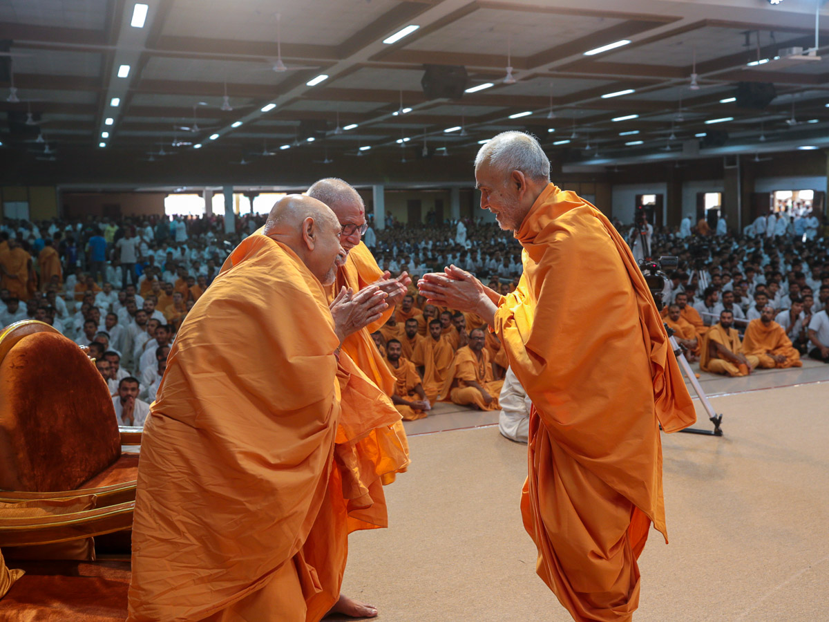 Pujya Bhaktipriya Swami (Kothari Swami) and Pujya Tyagvallabh Swami doing darshan of Swamishri