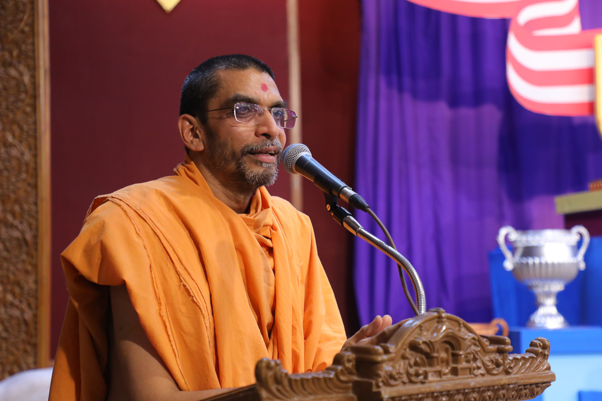 Adarshjivan Swami addresses the inauguration assembly