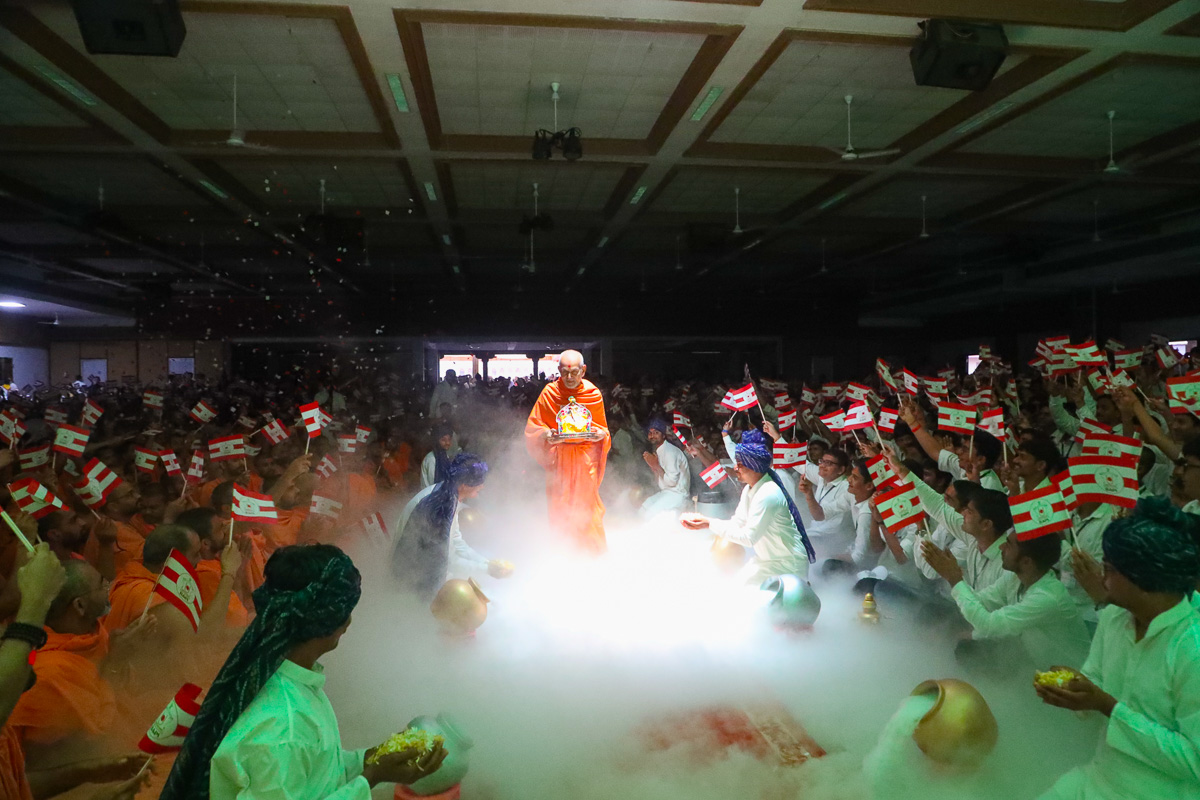Swamishri with Shri Harikrishna Maharaj