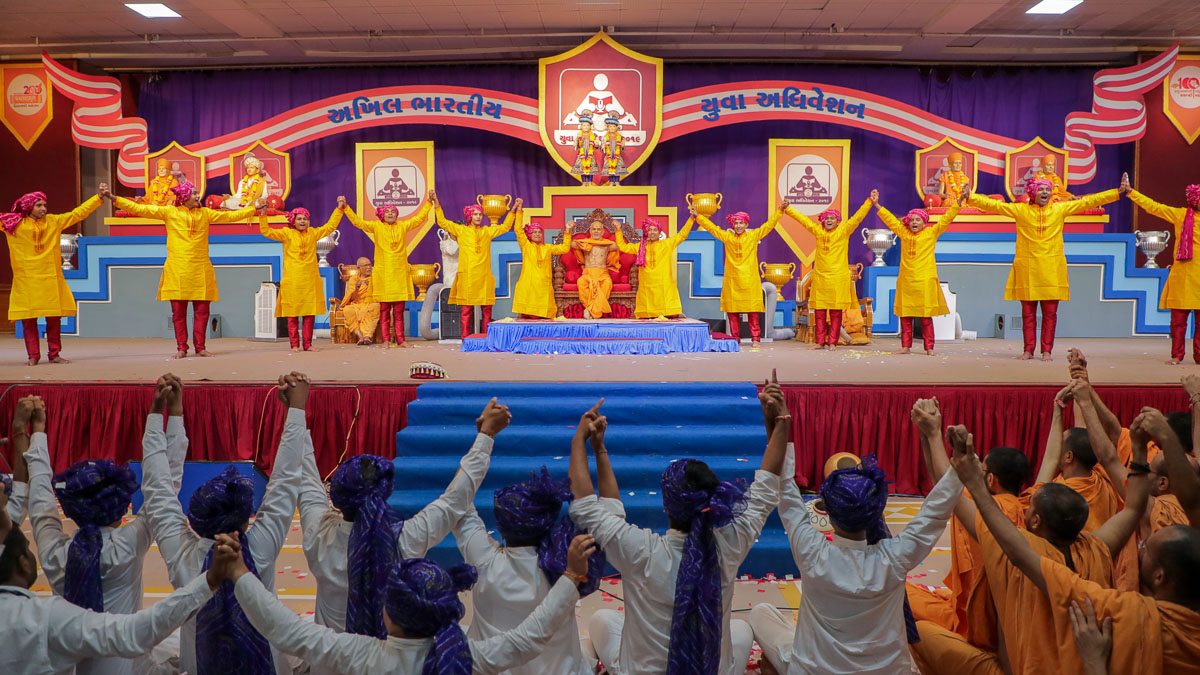 Youths join hands with Swamishri in a gesture of unity