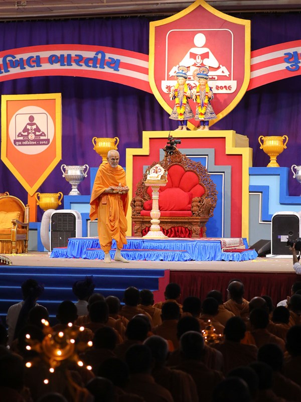 Swamishri performs the evening arti