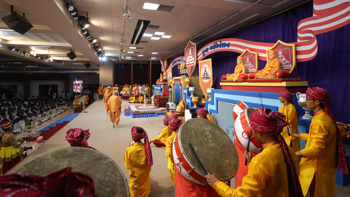 Swamishri and senior sadhus perform the evening arti