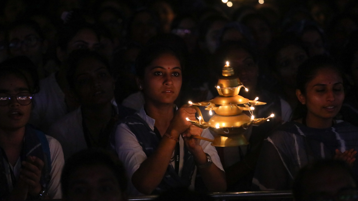 Yuvatis perform the arti