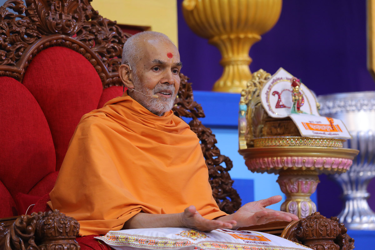 Swamishri blesses the assembly