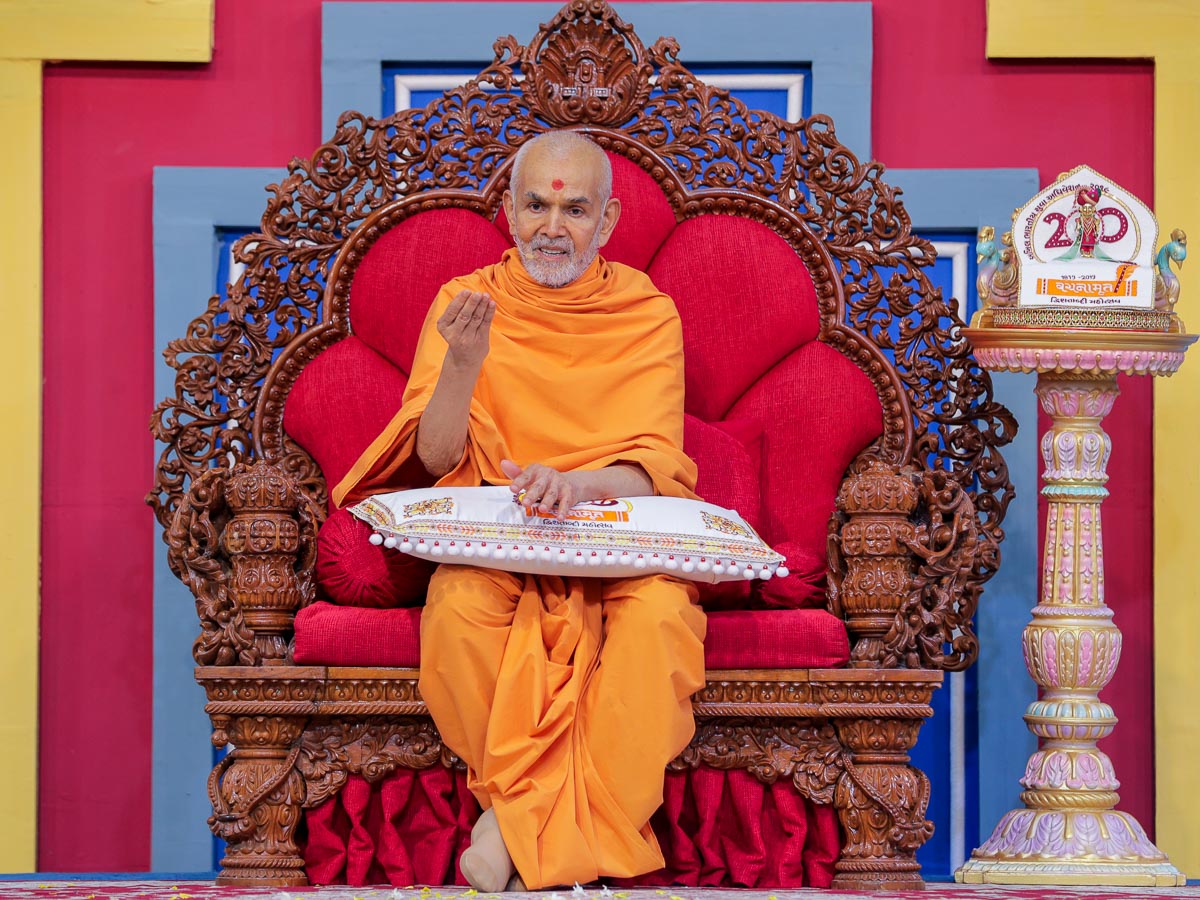 Swamishri blesses the youths