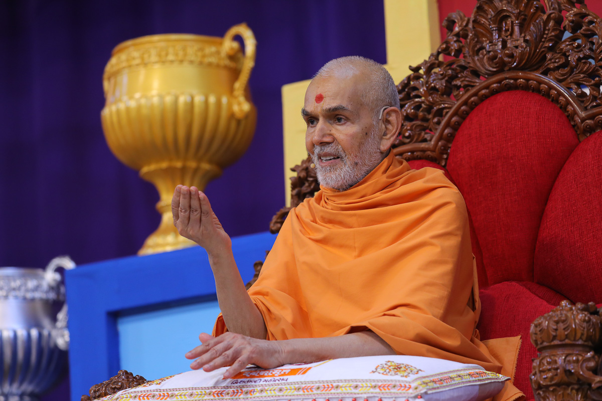 Swamishri blesses the youths