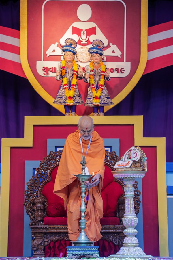 Swamishri lights the lamp to inaugurate phase 2 of the adhiveshan