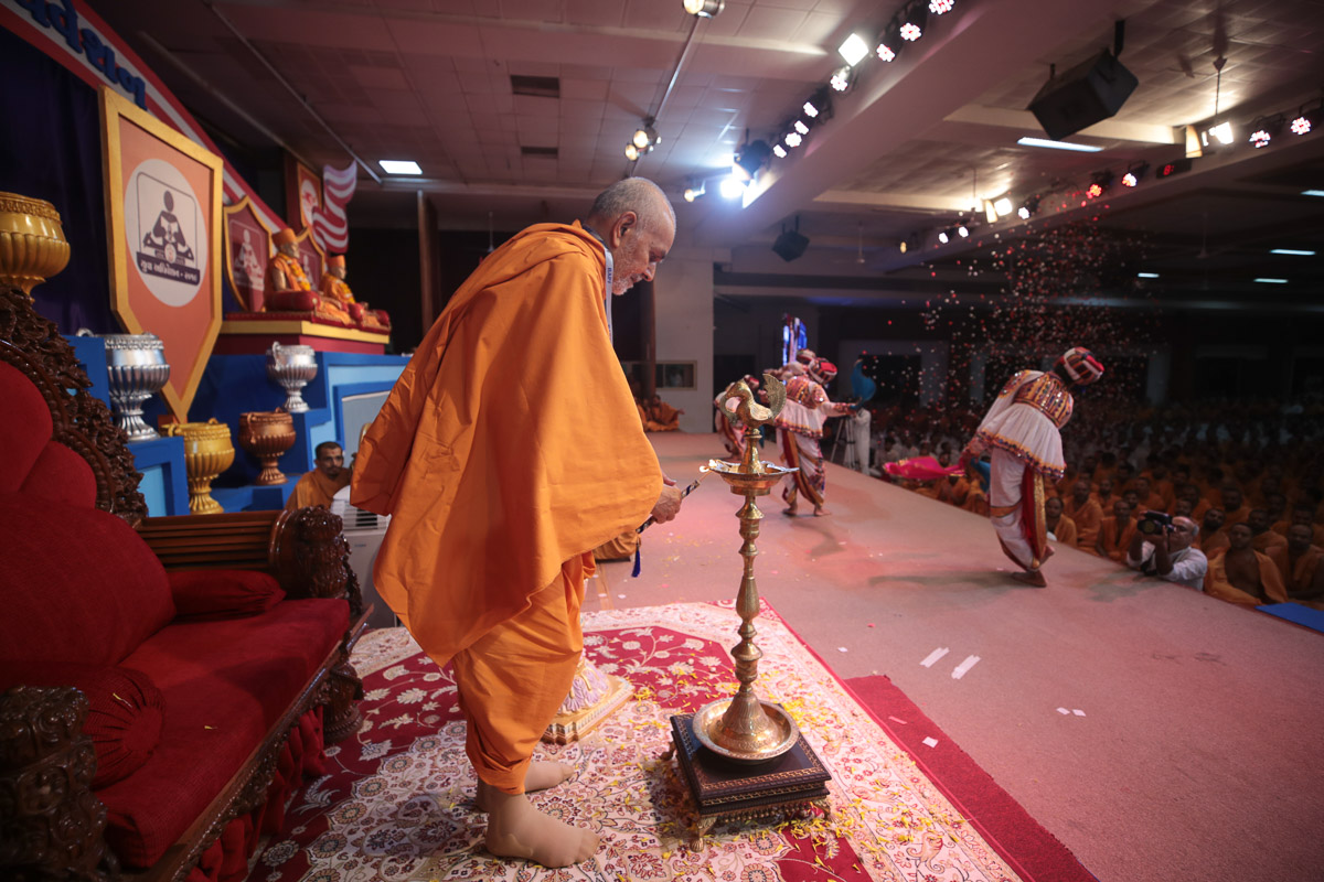 Swamishri lights the inaugural lamp