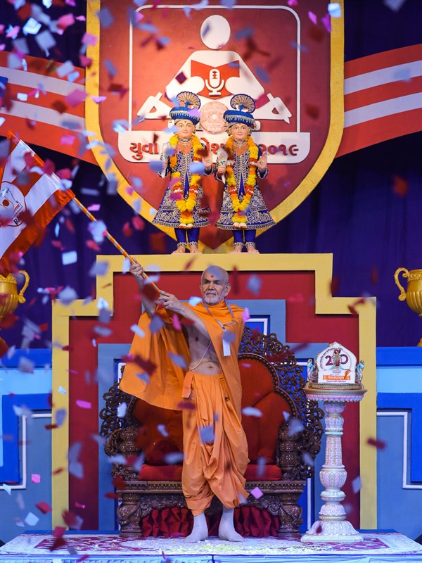 Swamishri waves a BAPS flag
