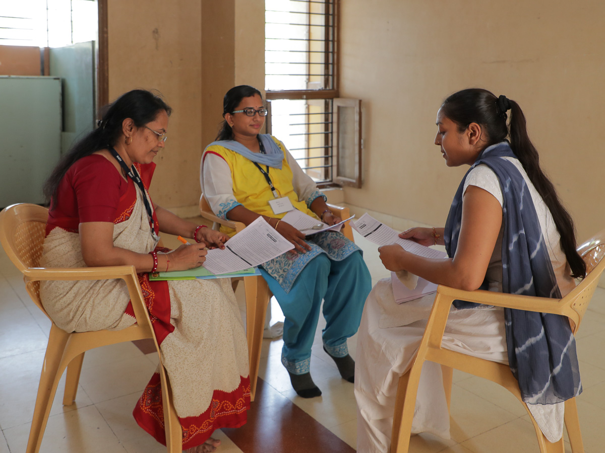 A yuvati participates in the Vachanamrut Oral Quiz competition