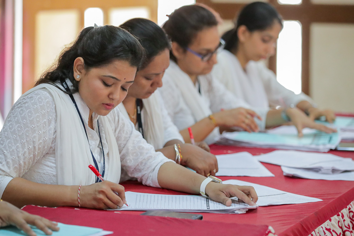 Karyakars mark the Vachanamrut Written Quiz taken by yuvatis